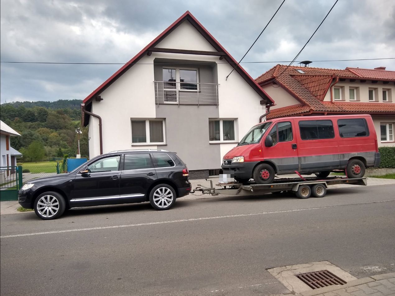 Červená dodávka Fiat Ducato na prívese